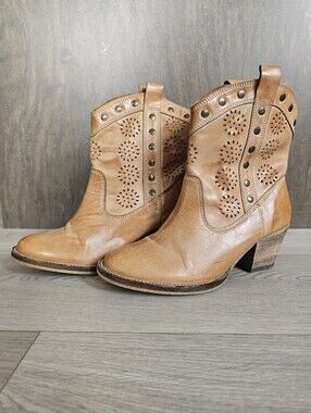 Dingo Roni Tan Leather Cut Out Heeled Ankle Boots, Size 6.5